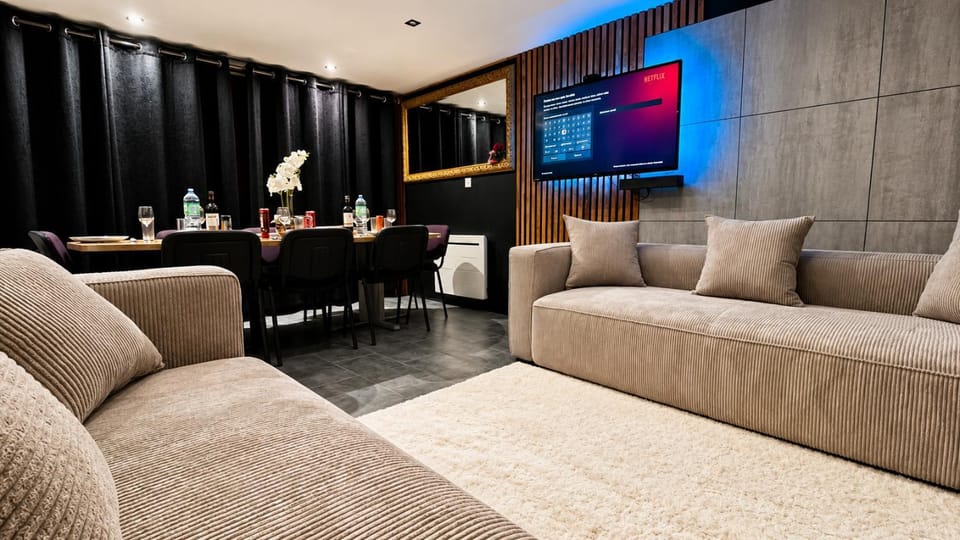Communal lounge/ TV room, Living room