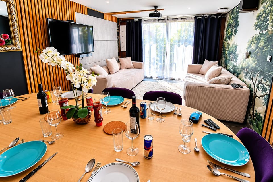 Communal lounge/ TV room, Living room