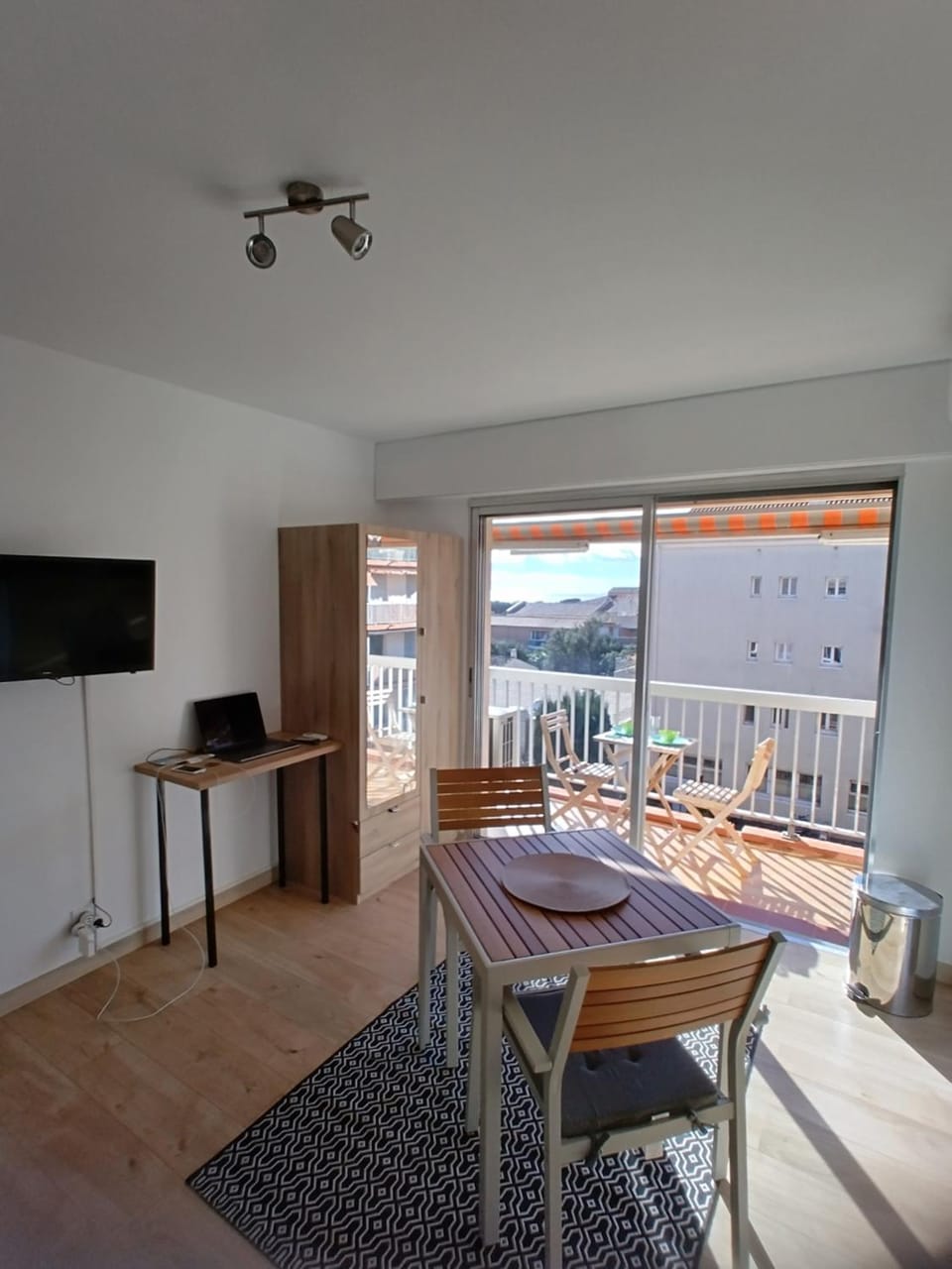 Communal lounge/ TV room, TV and multimedia, View (from property/room), Balcony/Terrace