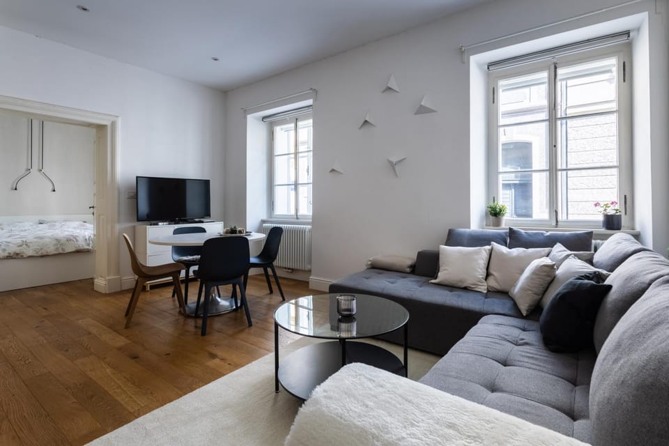 TV and multimedia, Living room, Seating area, Dining area