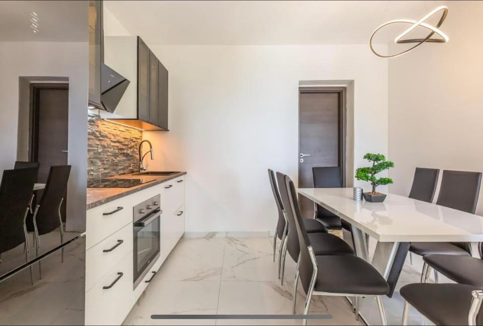 Ivana Black & White Apartments - Marusici Apartment in Split-Dalmatia County