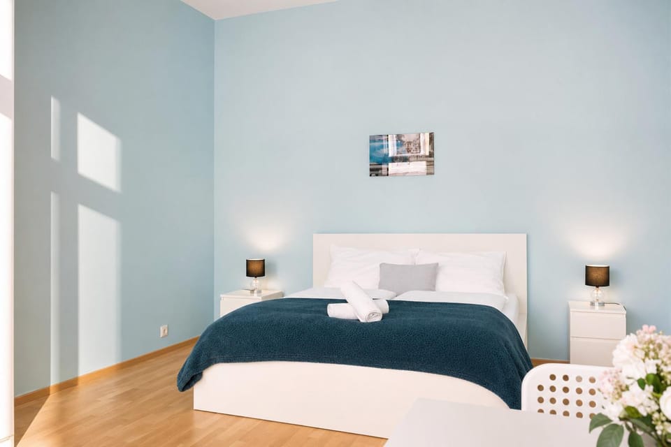 Bed, Bedroom, towels