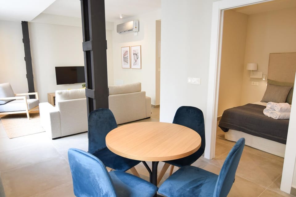 Bed, Living room, Dining area, Bedroom
