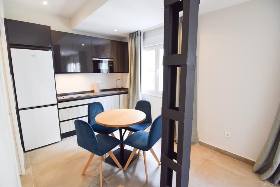 Kitchen or kitchenette, Dining area, minibar