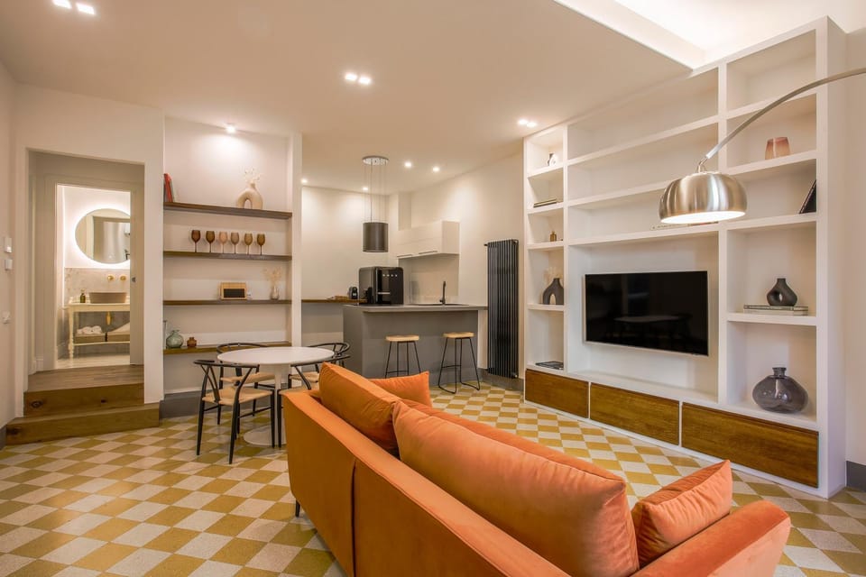 TV and multimedia, Kitchen or kitchenette, Living room, Seating area, Dining area, stove