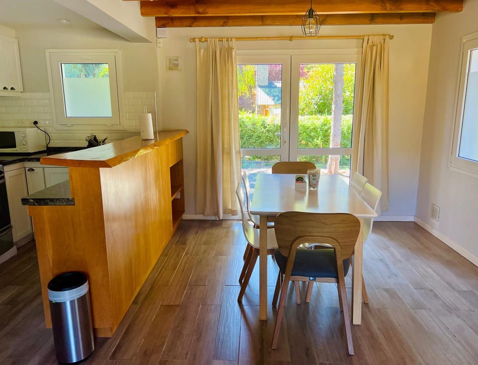 Kitchen or kitchenette, Dining area, minibar