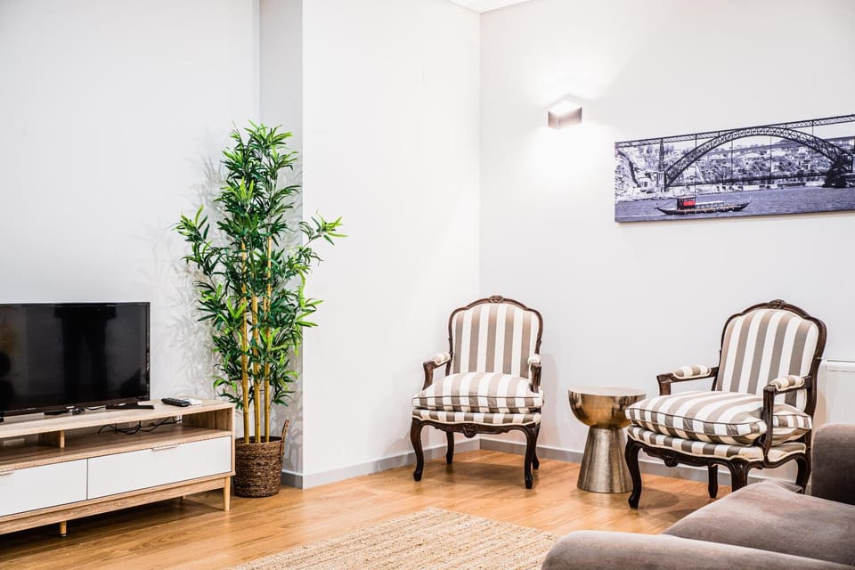 TV and multimedia, Living room, Seating area, City view