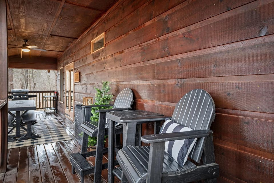 DeerWoodsLodge DOT com-Ellijay Coosawattee River-Sleeps 16-ARCADE-Hot Tub-Fire Pit-Winery's House in Georgia