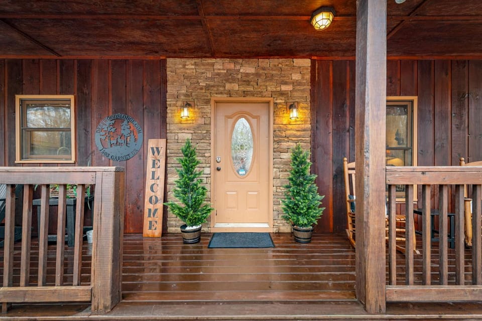 DeerWoodsLodge DOT com-Ellijay Coosawattee River-Sleeps 16-ARCADE-Hot Tub-Fire Pit-Winery's House in Georgia