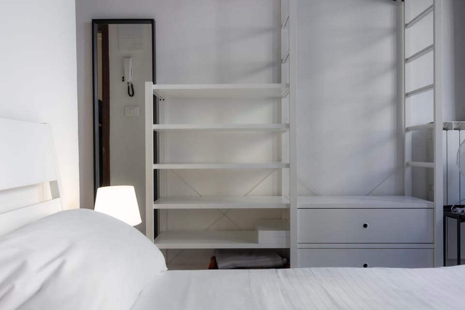 Photo of the whole room, Bedroom, wardrobe