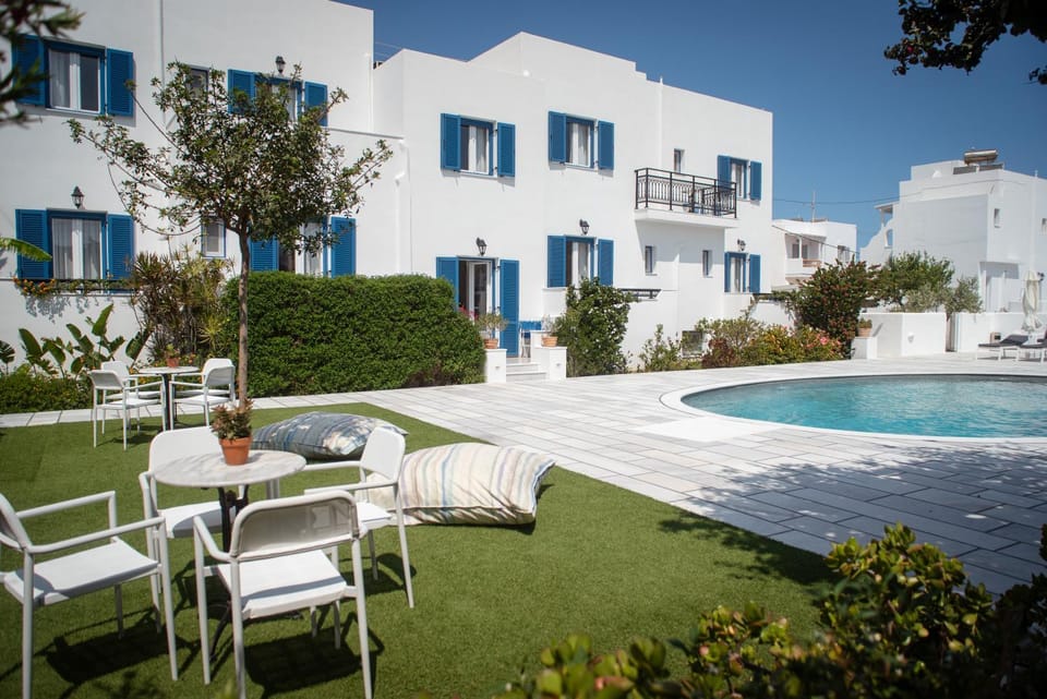 Property building, Garden, Swimming pool, Swimming pool