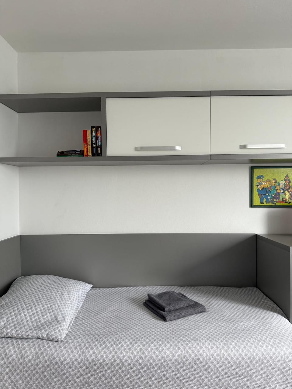 Photo of the whole room, Bedroom, wardrobe