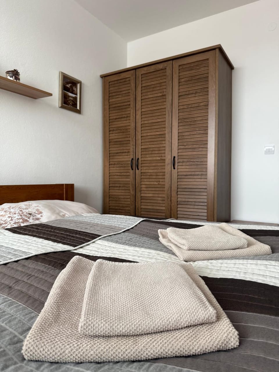Photo of the whole room, Bedroom, towels, wardrobe