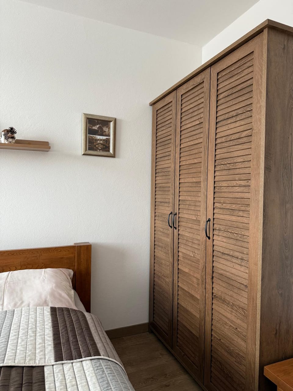 Photo of the whole room, Bedroom, wardrobe