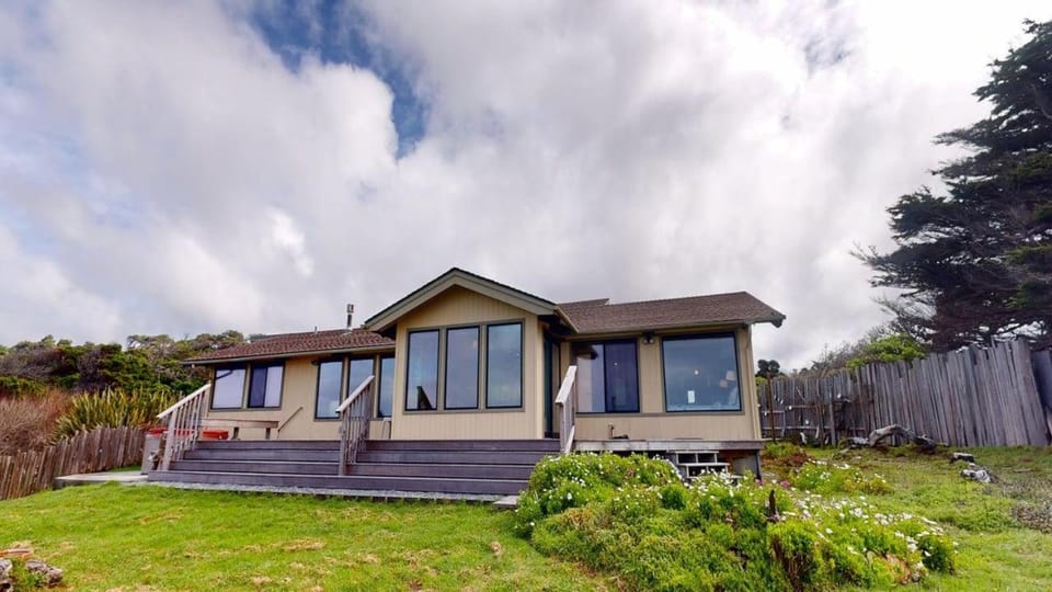 Tideaway Private Hot Tub and Expansive Ocean View House in Mendocino County
