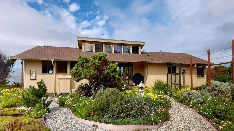 Tideaway Private Hot Tub and Expansive Ocean View House in Mendocino County