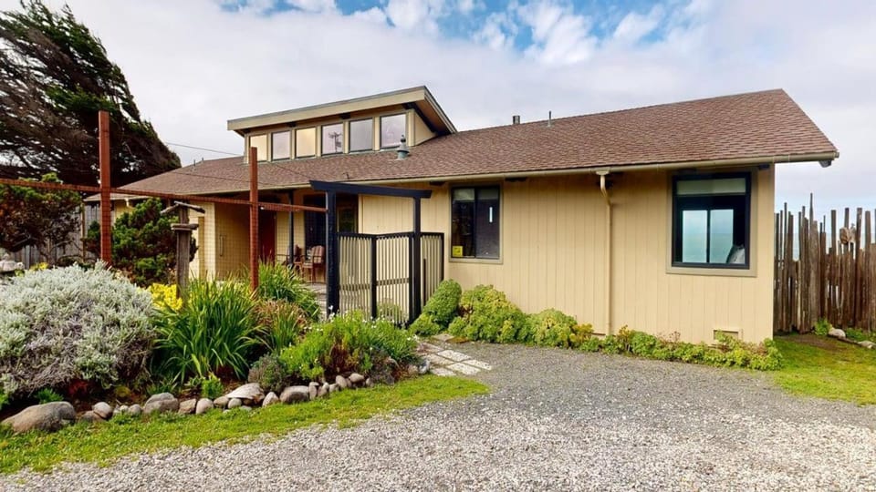 Tideaway Private Hot Tub and Expansive Ocean View House in Mendocino County