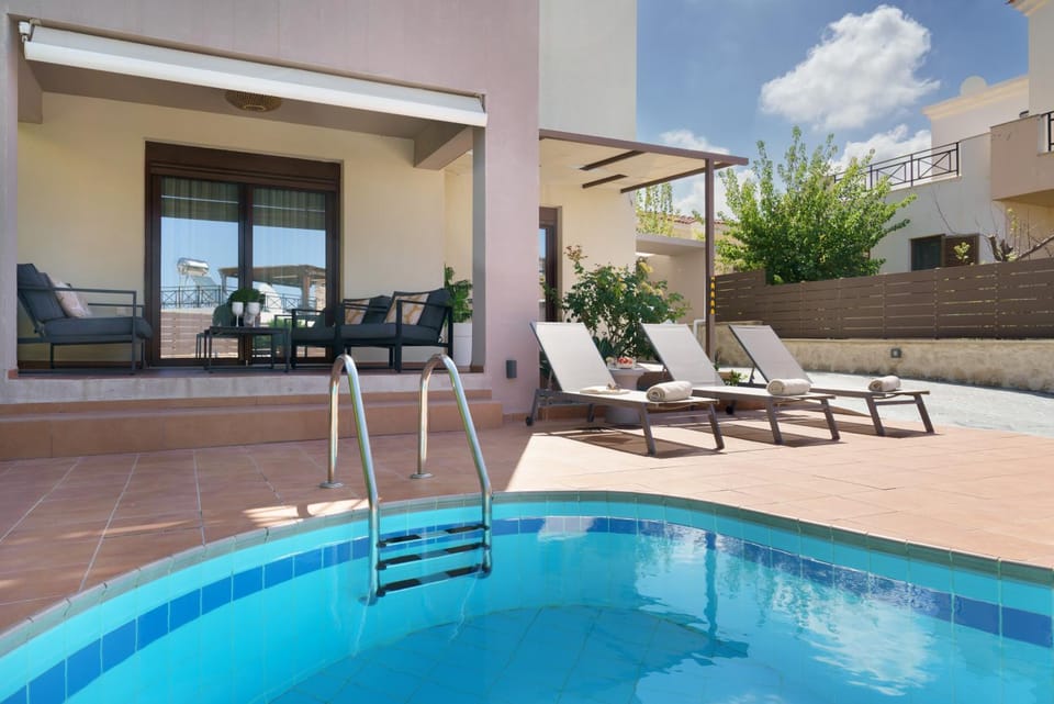 Seating area, Swimming pool, sunbed