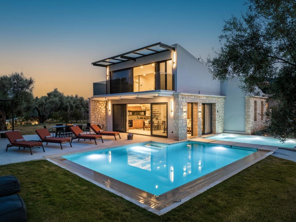 Property building, Garden, Swimming pool, sunbed