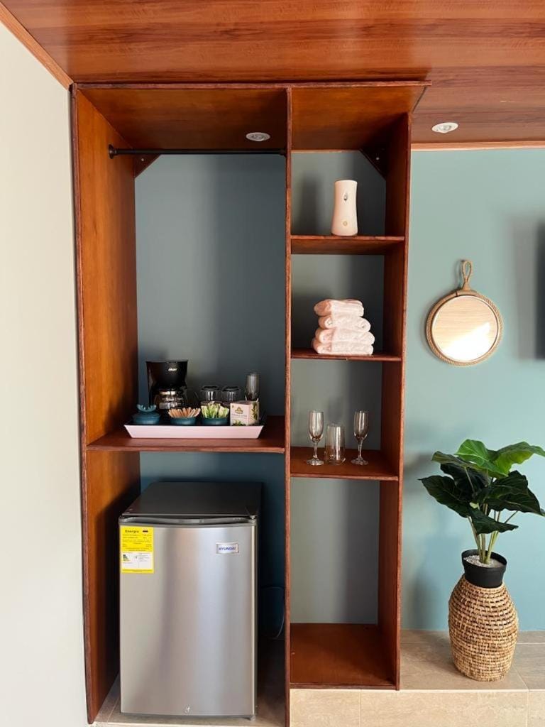 Coffee/tea facilities, oven