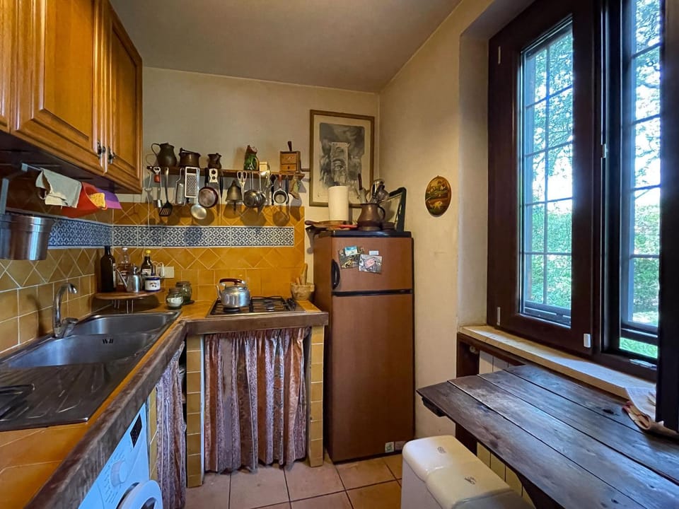 Kitchen or kitchenette, oven, stove