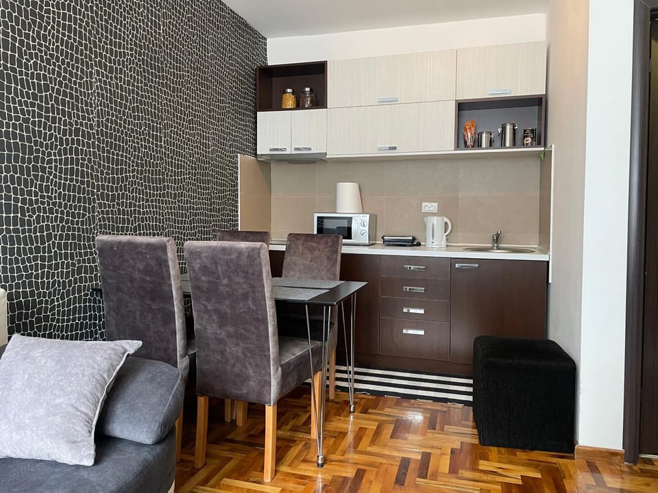Coffee/tea facilities, Kitchen or kitchenette, Seating area, Dining area, minibar, stove, toaster