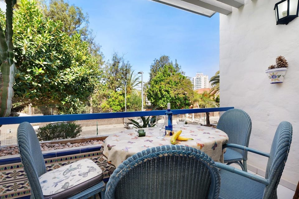 Property building, Balcony/Terrace, Living room