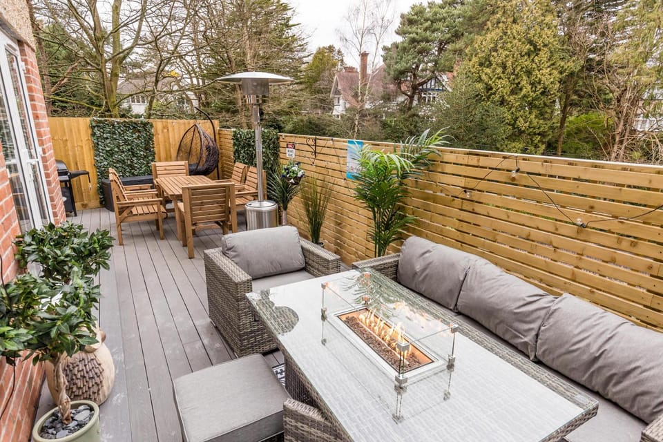 The Coach House - Beautiful and Spacious Outside Decking Apartment in Poole