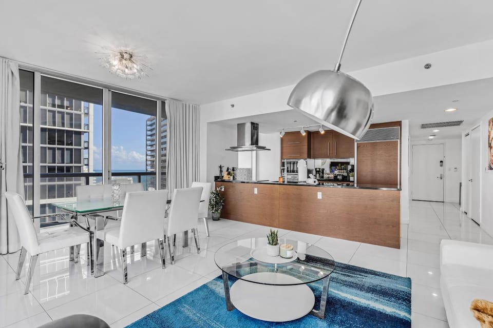 Luxurious Condo at ICON with Views Apartment in Brickell