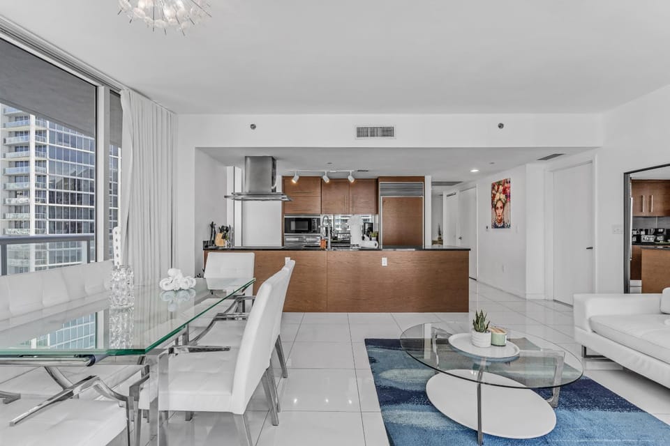 Luxurious Condo at ICON with Views Apartment in Brickell