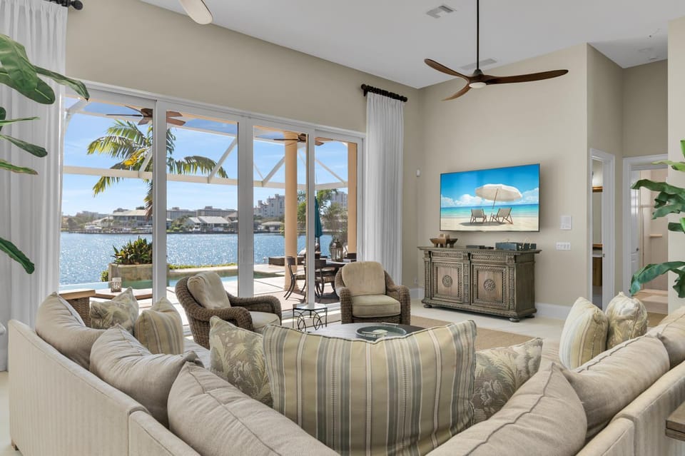 Stunning Waterfront Views, Newly Renovated 5,000 SqFt Luxe Home, Southern Exp House in Marco Island
