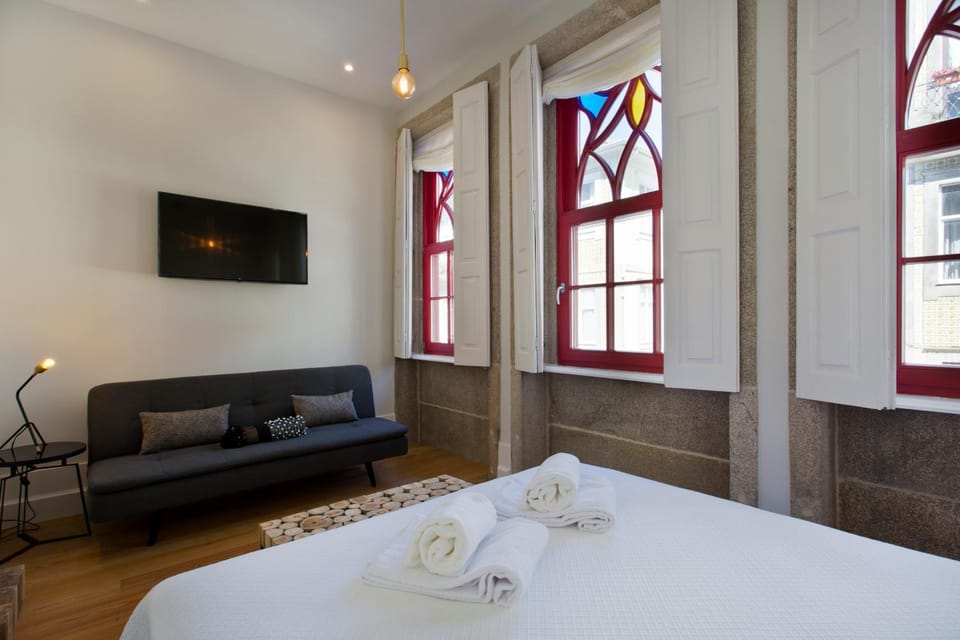 Bed, TV and multimedia, Bedroom, towels