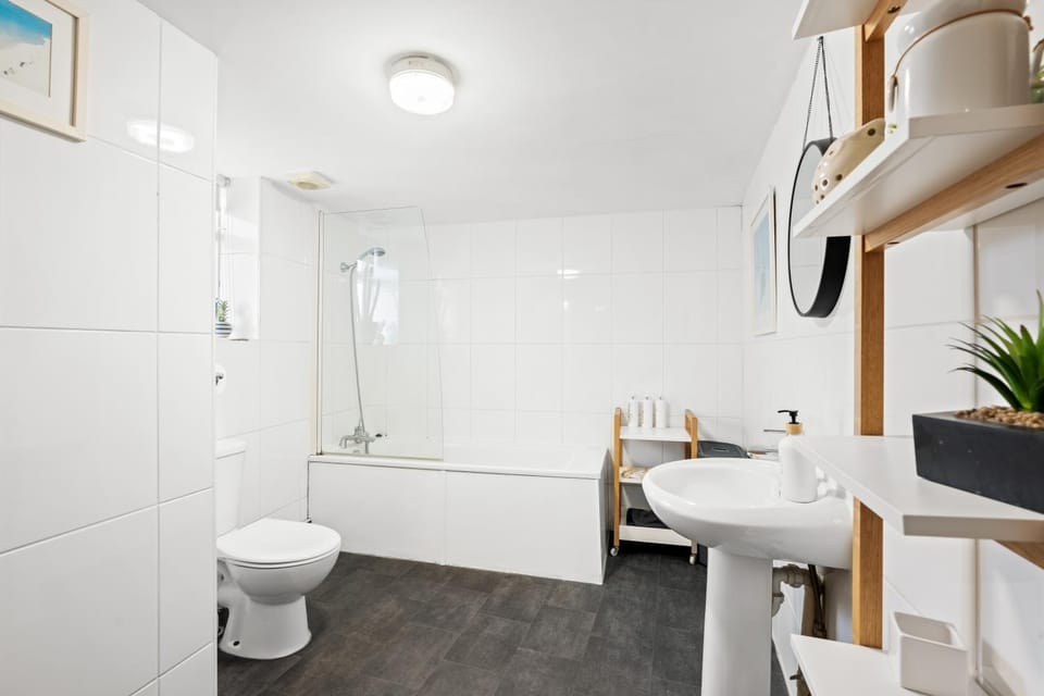 Shower, Toilet, Bathroom, Bath
