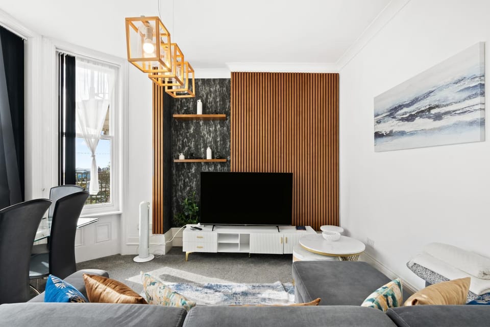 TV and multimedia, Living room, Evening entertainment