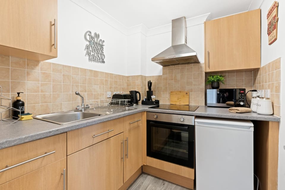 Coffee/tea facilities, Kitchen or kitchenette, oven, stove, toaster