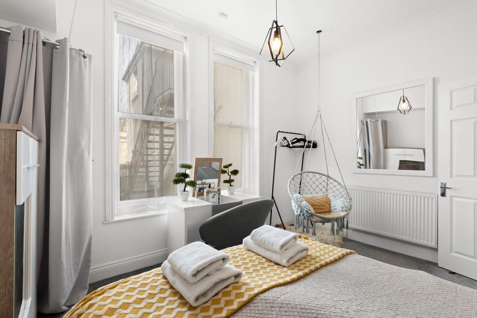 Bed, Photo of the whole room, Bedroom, towels