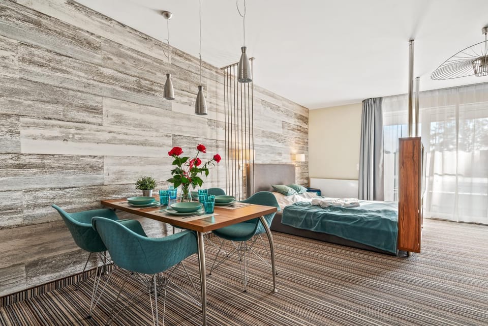 Bed, Living room, Photo of the whole room, Seating area, Dining area