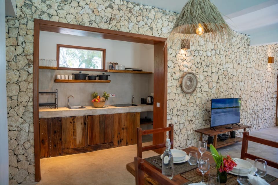 Coffee/tea facilities, Kitchen or kitchenette, Living room, Dining area