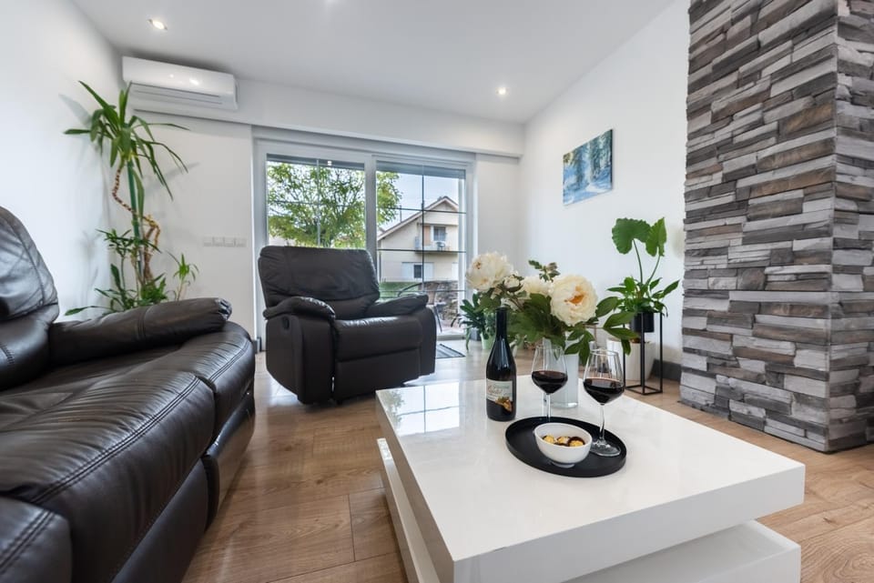 Living room, Seating area, air conditioner