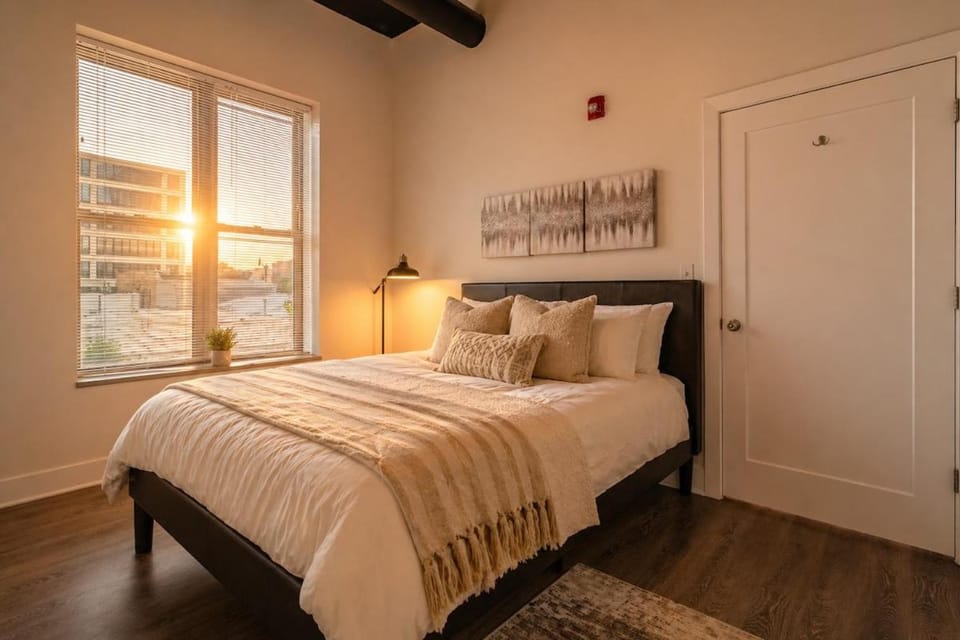 Group Friendly Spacious 3BR Suite with Optional Parking and Gym Access Sleeps 10 Guest Near McCormick Place and Soldier Field Apartment in South Loop