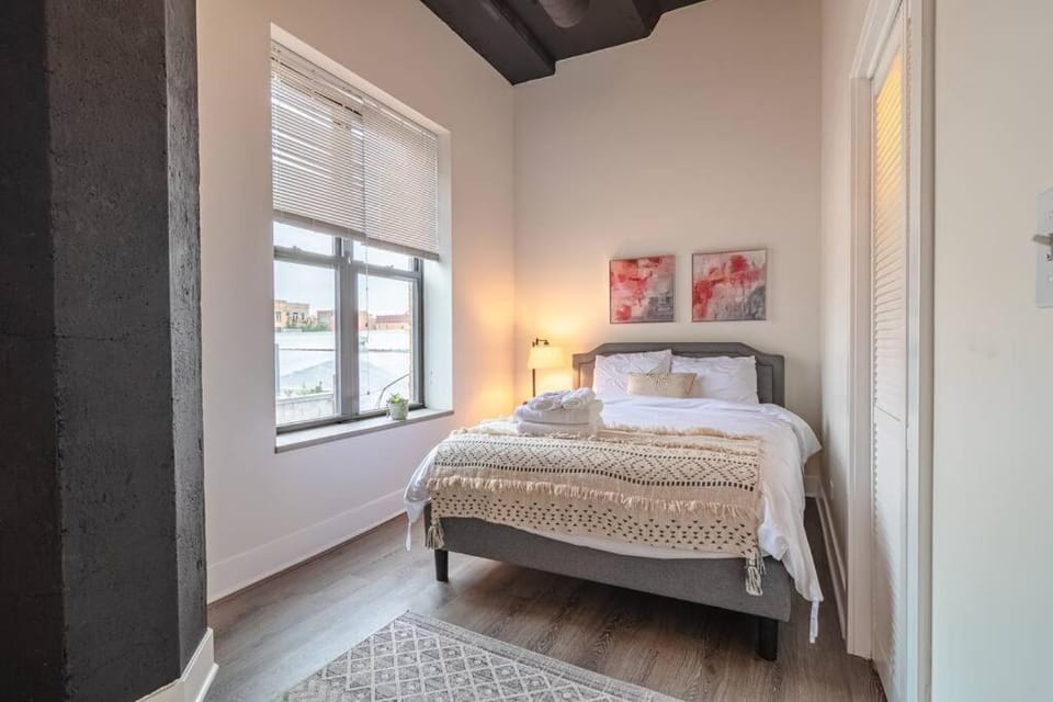 Group Friendly Spacious 3BR Suite with Optional Parking and Gym Access Sleeps 10 Guest Near McCormick Place and Soldier Field Apartment in South Loop