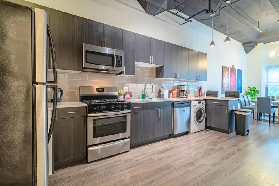 Group Friendly Spacious 3BR Suite with Optional Parking and Gym Access Sleeps 10 Guest Near McCormick Place and Soldier Field Apartment in South Loop