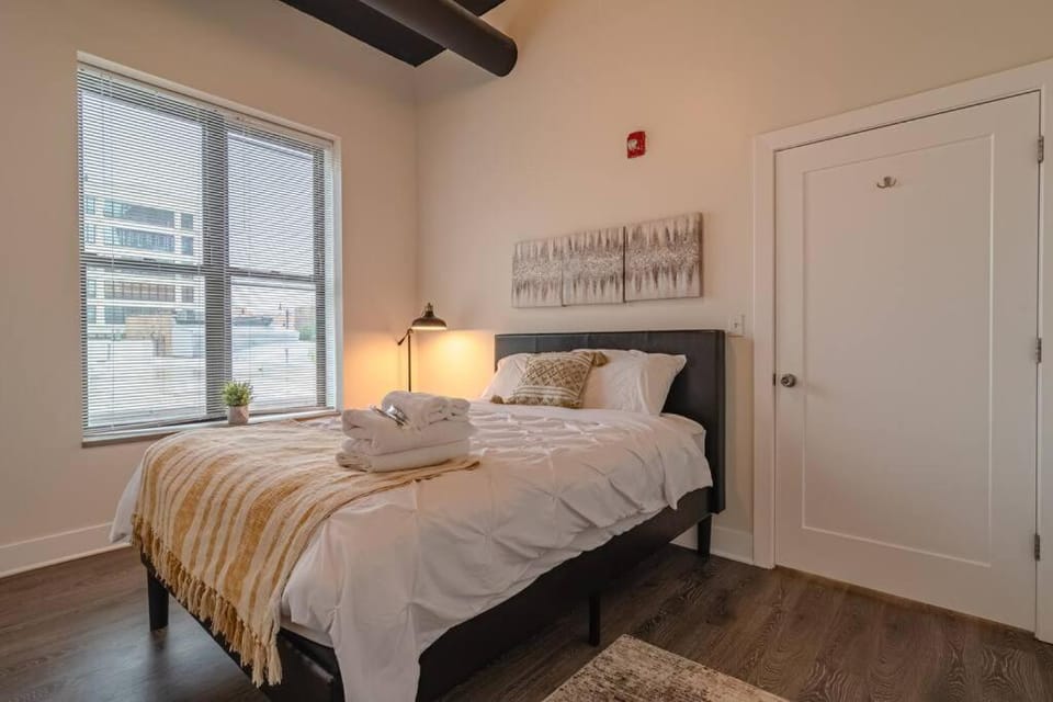 Group Friendly Spacious 3BR Suite with Optional Parking and Gym Access Sleeps 10 Guest Near McCormick Place and Soldier Field Apartment in South Loop