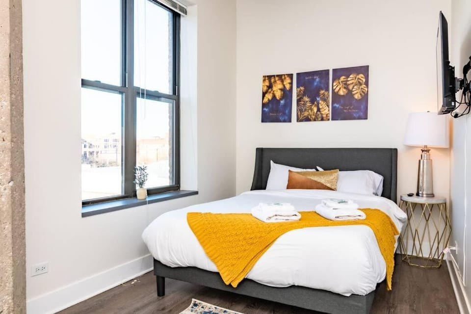 Family Friendly Spacious 3BR Suite Sleeps up to 10 guests with Optional Parking and Gym Access Near McCormick Place and Soldier Field Apartment in South Loop