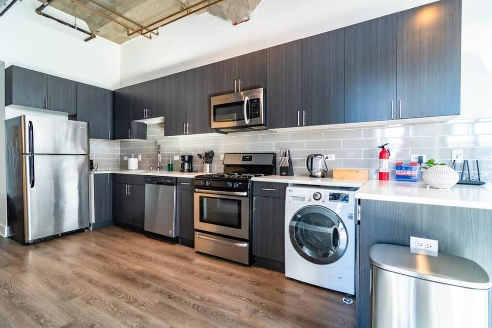 Family Friendly Spacious 3BR Suite Sleeps up to 10 guests with Optional Parking and Gym Access Near McCormick Place and Soldier Field Apartment in South Loop