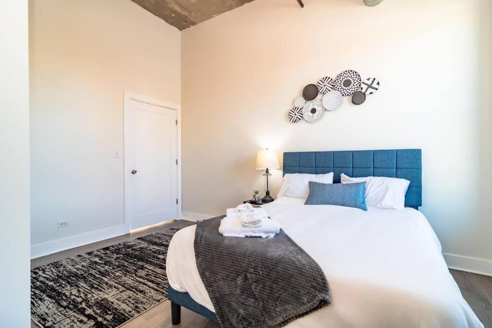 Family Friendly Spacious 3BR Suite Sleeps up to 10 guests with Optional Parking and Gym Access Near McCormick Place and Soldier Field Apartment in South Loop