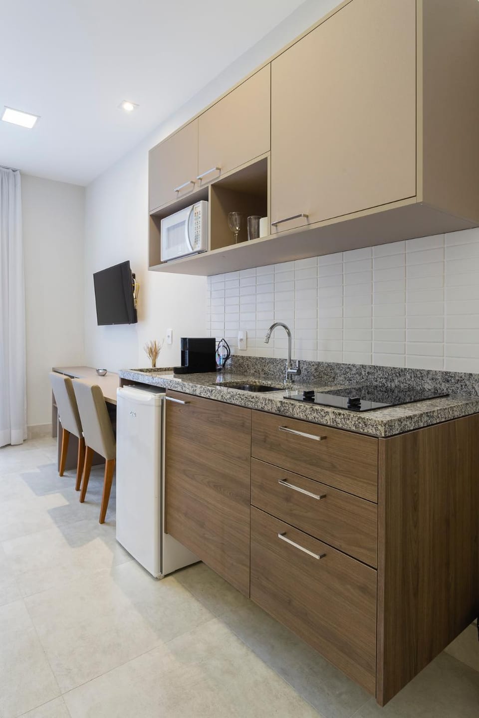 Kitchen or kitchenette, minibar, stove
