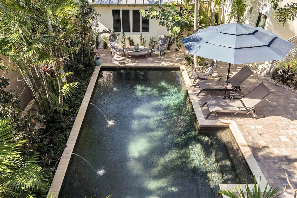 Art Deco Apt w Pool One Mile to Beach Pets Welcome Apartment in Lake Worth