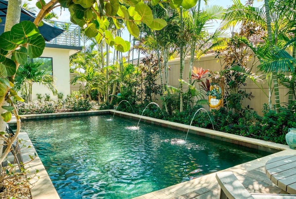 Art Deco Apt w Pool One Mile to Beach Pets Welcome Apartment in Lake Worth