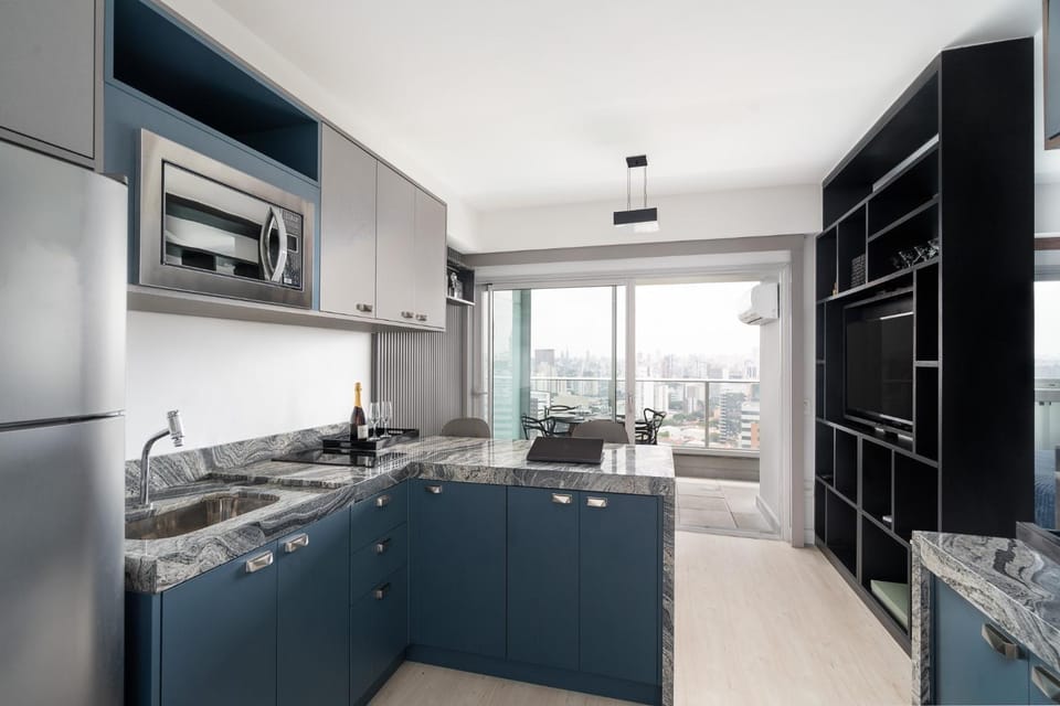 Kitchen or kitchenette, City view, minibar, oven, stove